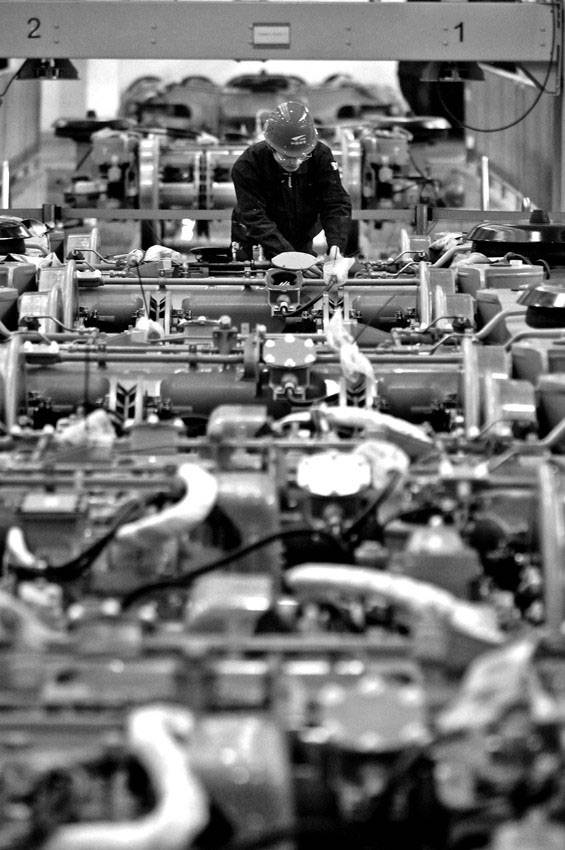 Trabajador en el montaje de un vagón de tren de alta velocidad en la planta de producción de Qingdao (China).   · Foto: Efe, Wang Jun
