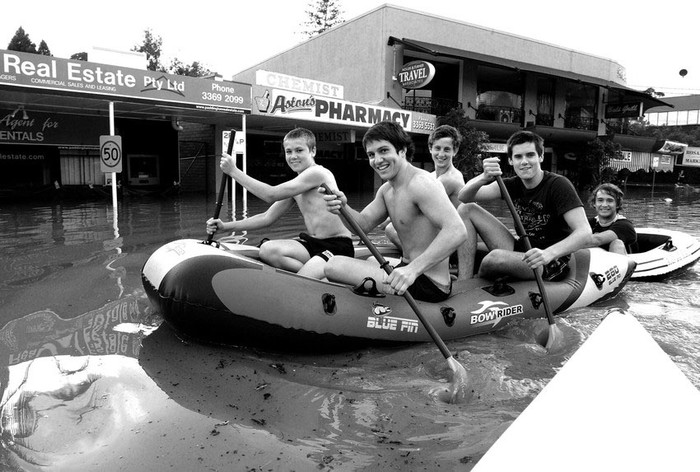 Jóvenes pasean en bote, ayer, por las calles inundadas de la zona residencial de Rosalie, en Brisbane, Australia. · Foto: Efe, Dave Hunt