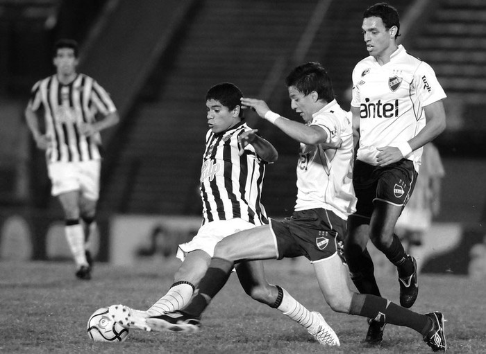 Rodolfo Gamarra, de Libertad, Gonzalo Godoy y Anderson, de Nacional, ayer en el Centenario.  · Foto: Sandro Pereyra