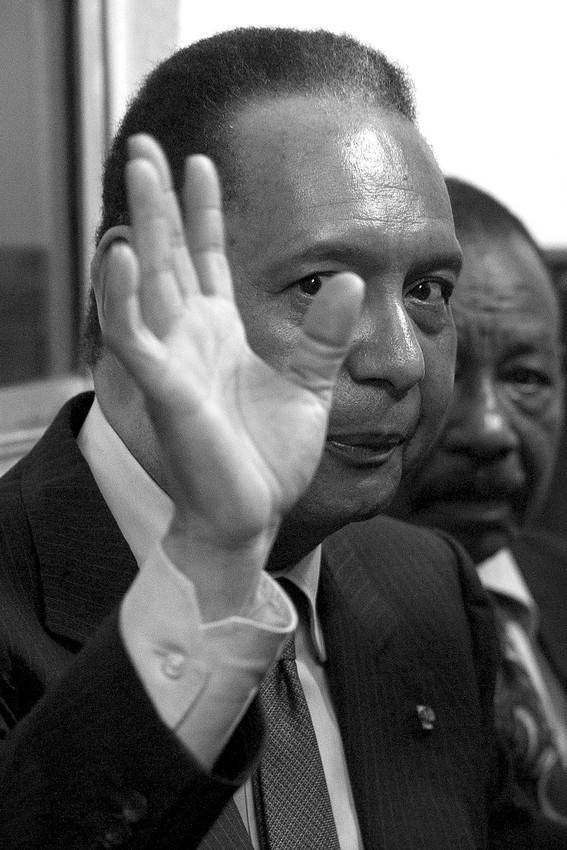 El ex presidente haitiano Jean Claude Duvalier, quien gobernó Haití entre 1971 y 1986, conocido como "Baby Doc", el domingo, en el aeropuerto Toussaint Louverture de Puerto Príncipe (Haití), a donde llegó desde París tras 25 años de exilio en Francia.  · Foto: Efe, Andrés Martínez Casares