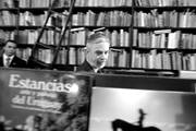 El canciller de Brasil, Antonio Patriota, ayer de tarde cuando visitó la librería Linardi y Risso. 