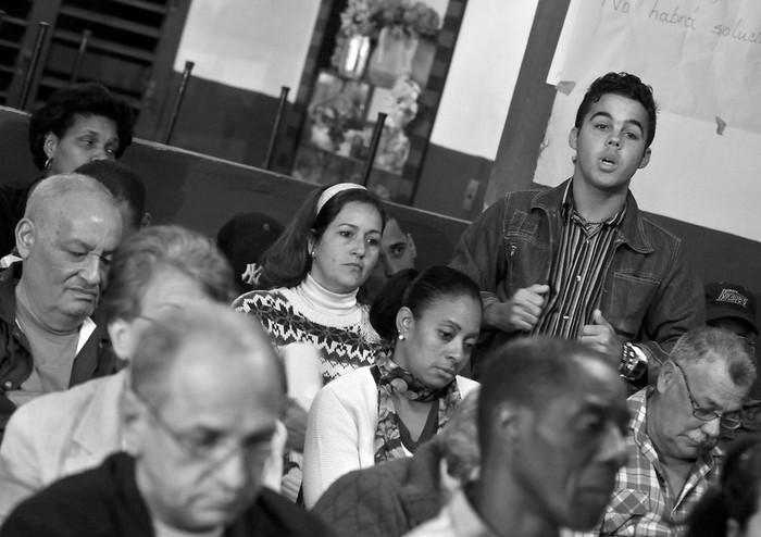 Reunión en la que se discute el "Proyecto de lineamientos de la política económica y social" celebrada, en un Comité de Defensa de la Revolución (CDR) de La Habana. (archivo, diciembre de 2010)
 · Foto: Efe, Alejandro Ernesto