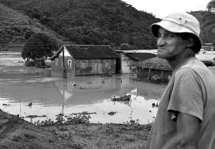 Poblador de una zona afectada por las inundaciones en la localidad de Vieira, cerca de Teresópolis, en la región serrana de Río de Janeiro, tras un aguacero de una hora. · Foto: Abr, Valter Campanato