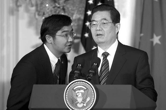 El presidente chino, Hu Jintao, escucha a su intérprete durante la rueda de prensa conjunta con el presidente de Estados Unidos, Barack Obama, en la Casa Blanca, Washington DC  · Foto: Efe, Shawn Thew