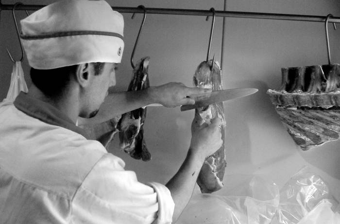 Trabajador en una carnicería del centro de Montevideo.  (archivo, enero de 2009) · Foto: Javier Calvelo