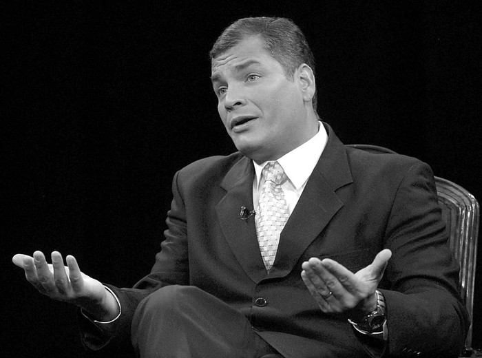 El presidente ecuatoriano, Rafael Correa, durante una entrevista transmitida por la televisión pública, el viernes 14, en Quito. · Foto: Efe, Emilio Sánchez