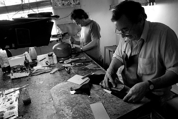 Taller de fabricación de artículos en cuero en el barrio Piedras Blancas. (archivo, enero de 2008) · Foto: Fernando Morán