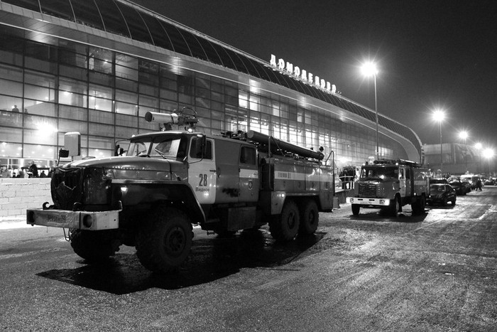 Camiones de bomberos y ambulancias, ayer, en el aeropuerto de Domodédovo, Moscú, Rusia.  · Foto: Efe, Sergei Chirikov
