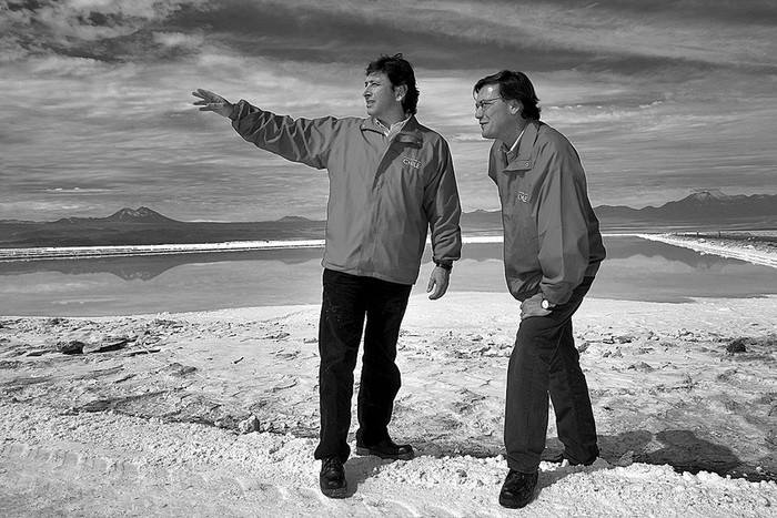 El ministro de Minería chileno, Laurence Golborne, y el subsecretario de la cartera,
Pablo Wagner, durante una recorrida en el salar de Atacama. · Foto: Ricardo Rodríguez, ministerio de Minería chi