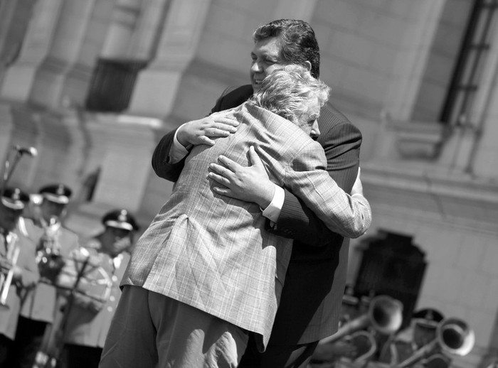 José Mujica y Alan García, ayer, cuando el presidente uruguayo arribó al Palacio de Gobierno en Lima, en el marco de su primera visita oficial a Perú. · Foto: Efe, Paolo Aguilar