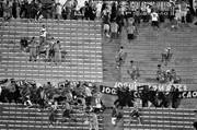 La policía  enfrenta a hinchas de Gremio, anoche en la tribuna Colombes del estadio Centenario
