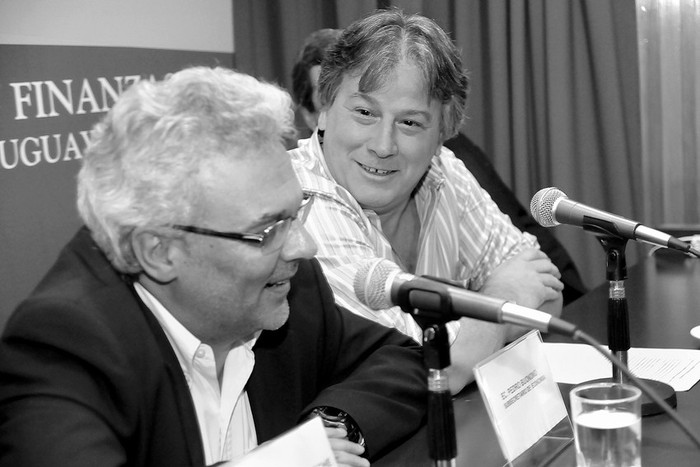 Pedro Buonomo y Fernando Lorenzo, ayer, durante la conferencia de prensa, en el Ministerio de Economía y Finanzas (MEF). · Foto: Victoria Rodríguez
