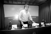 El ministro de Economía, Fernando Lorenzo, ayer, previo al comienzo de la conferencia de prensa en la sede de la cartera.