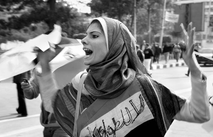 Una mujer que luce una bandera egipcia en la que se lee “No al estado de emergencia”,
durante una concentración para exigir reformas democráticas y el final de la Ley de Emergencia, vigente desde 1981, en El Cairo. · Foto: Efe, Amel Pain