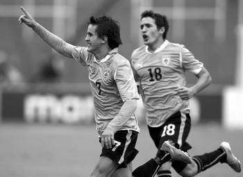 Adrián Luna y Camilo Mayada, ayer, tras el gol de Luna ante Colombia en Arequipa. Adrián Luna y Camilo Mayada, ayer, tras el gol de Luna ante Colombia en Arequipa.