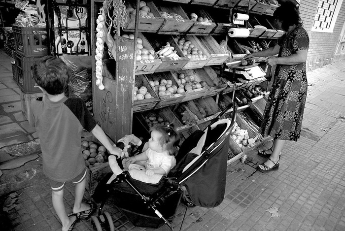Almacén en la calle Joaquín de Salterain. (archivo, abril de 2008) · Foto: Javier Calvelo