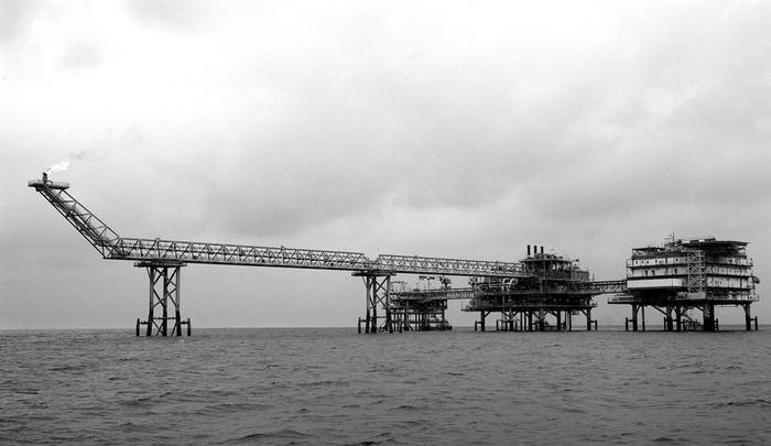 Foto tomada el 26 de enero de la Plataforma petrolífera (SPQ1) en las aguas del Golfo Pérsico
al límite de aguas de Qatar, cerca del puerto iraní de Assalouyeh, El ministro iraní de Petróleo, Masoud Mirkazemi,
ha dicho que Irán ha encontrado una nueva fuente de petróleo en el sur de Irán. · Foto: Efe, Abedin Taherkenareh
