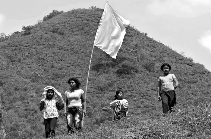 Indígenas del resguardo Huellas asisten al funeral de Anderson Dagua Yunda, de 31 años, en la zona rural de Caloto, Cauca.
Indígenas colombianos denunciaron que uno de los suyos fue ejecutado en medio de los combates que se produjeron el fin de semana
en Caloto, suroeste del país, entre militares y las FARC, que dejaron seis guerrilleros y dos soldados muertos.
 · Foto: Efe, Carlos Ortega