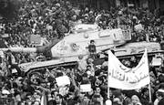 Los manifestantes se congregan alrededor de un tanque del Ejército durante la protesta convocada por el movimiento opositor en la plaza
Tahrir (plaza de la Liberación), para exigir la dimisión del presidente Hosni Mubarak, en El Cairo.