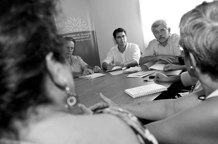 Reunión del sindicato de trabajadoras domésticas con el ministro Eduardo Brenta
y el director nacional de Trabajo, Juan José Roballo, ayer, en la sede del ministerio.  · Foto: Nicolás Celaya