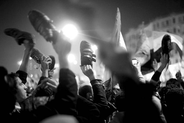 Ciudadanos egipcios levantan su calzado en la plaza Tahrir de El Cairo durante una masiva protesta contra el presidente Hosni Mubarak,
que dijo no estar dispuesto a renunciar antes del fin de su mandato. En el mundo árabe, arrojar un zapato contra una persona es una gravísima ofensa.  · Foto: Efe, Hannibal Hanschke