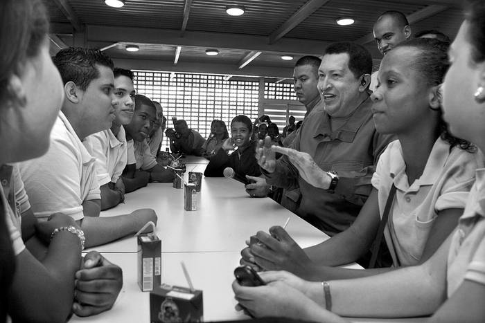 Hugo Chávez, durante una visita a una escuela del centro de Caracas para conmemorar los 12 años de su llegada al poder.
 · Foto: Efe, prensa Miraflores