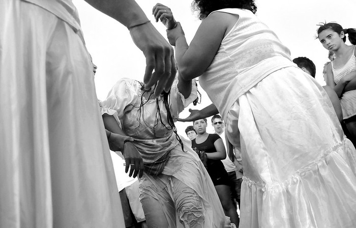 Celebración de Iemanjá, ayer, en la playa Ramírez. · Foto: Victoria Rodríguez