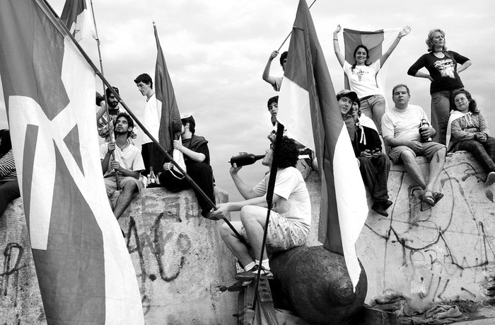 Frenteamplistas en la rambla de Montevideo el día de la segunda vuelta en las elecciones presidenciales que consagraron a José Mujica
como presidente de la República. (archivo, noviembre de 2009) · Foto: Victoria Rodríguez