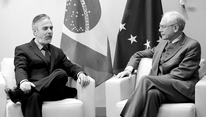 El canciller de Brasil, Antonio Patriota, y el presidente del Consejo Europeo, el belga Herman van Rompuy, durante la reunión
que mantuvieron en la sede de la Unión Europea (UE), el 26 de enero, en Bruselas, donde trataron entre otros temas las negociaciones
para un acuerdo de asociación Unión Europea-Mercosur.  · Foto: Efe, Olivier Hoslet