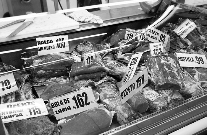 Sector carnicería de supermercado en el centro de Montevideo. (archivo, agosto de 2010) · Foto: Nicolás Celaya