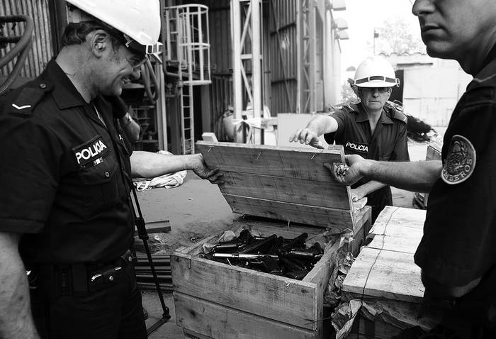 Armas del Ministerio del Interior prontas para ser fundidas, ayer, en la planta industrial de la empresa Gerdau Laisa. · Foto: Victoria Rodríguez