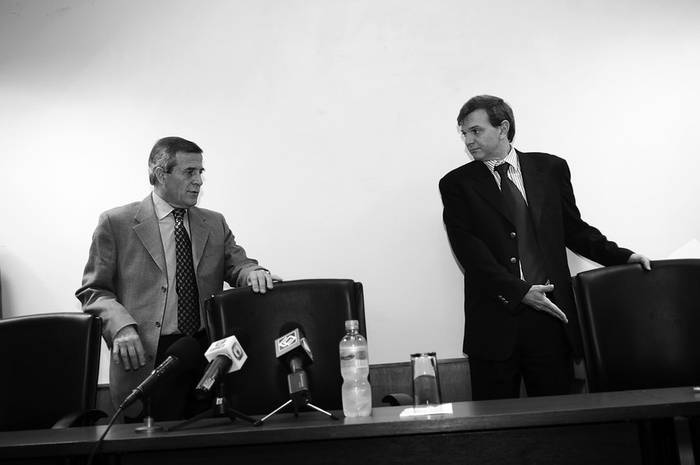 Óscar Tábarez y el presidente de la AUF, Sebastián Bauzá, el día de la firma del nuevo contrato del primero para dirigir técnicamente la
selección uruguaya de fútbol. (archivo, setiembre de 2010) · Foto: Nicolás Celaya