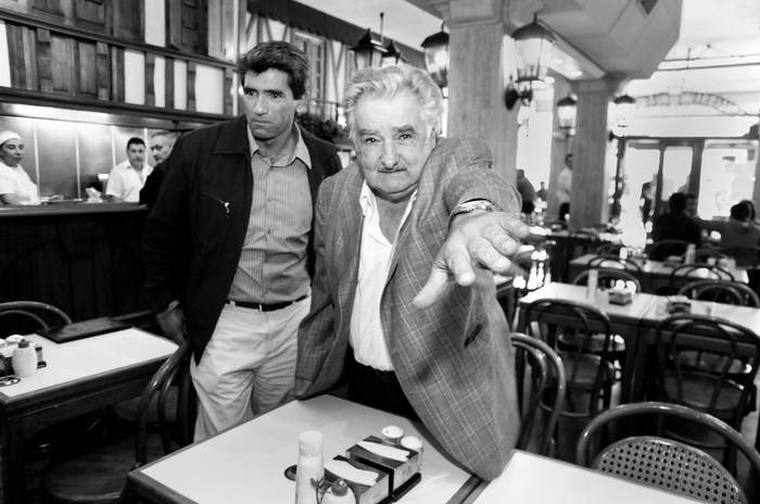 Raúl Sendic y José Mujica, ayer, cuando llegaban a almorzar al local de La Pasiva frente a la plaza del Entrevero. · Foto: Victoria Rodríguez
