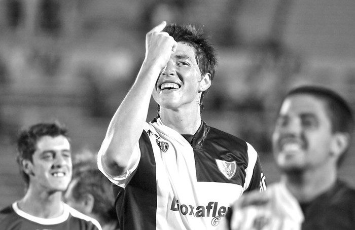 Santiago Fogst, de Fénix, el viernes, en el estadio Centenario, luego de finalizado el partido ante Nacional · Foto: Javier Calvelo