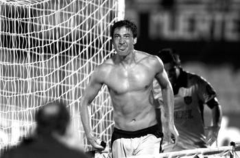 Juan Manuel Olivera, de Peñarol, anoche en el estadio Centenario. Juan Manuel Olivera, de Peñarol, anoche en el estadio Centenario.