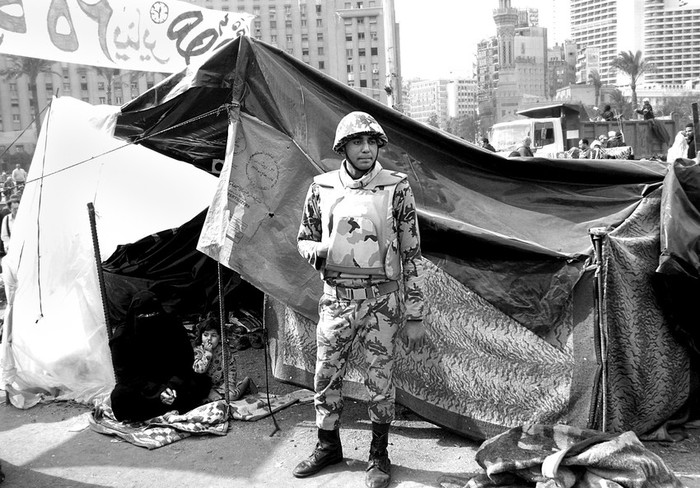 Soldados vigilan las carpas en la plaza Tahrir, en El Cairo, ayer, donde cientos de egipcios insistían en que no se moverían de allí hasta que el Ejército anunciara un plazo
determinado para cumplir con sus peticiones, la primera de ellas la anulación de la Ley de Emergencia, vigente desde 1981.  · Foto: Efe, Mohamed Omar