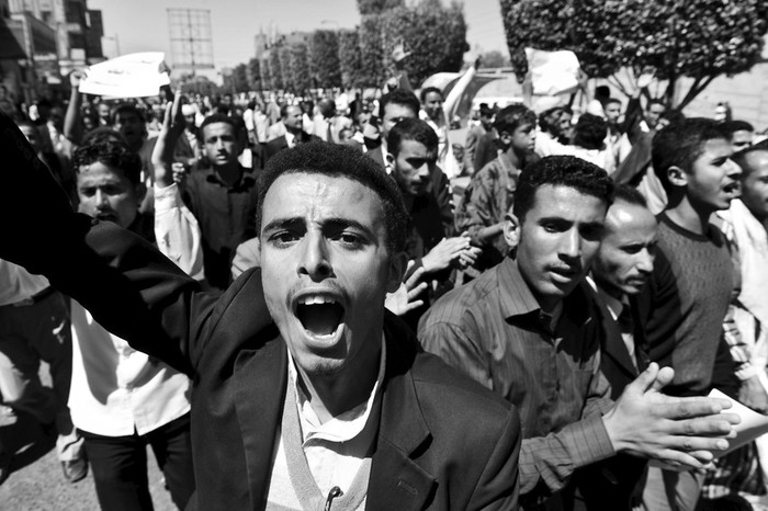 Ciudadanos yemeníes, ayer, durante una manifestación contra el gobierno, en Saná, Yemen.  · Foto: Efe, Yahya Arhab