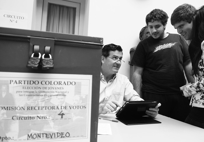 Circuito de votación para las elecciones juveniles del Partido Colorado, en la casa del partido.
(archivo, noviembre de 2010) · Foto: Nicolás Celaya