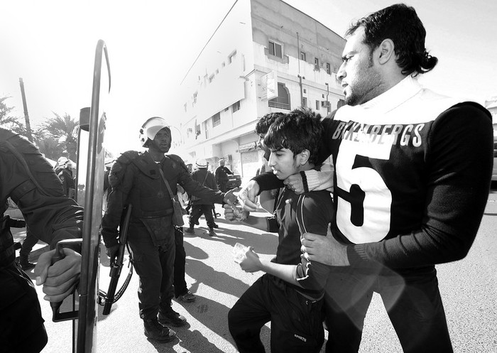 Manifestantes discuten con miembros de la Policía, el lunes 14 de febrero de 2011,
en la jornada de protestas llamada Día de Cólera en Duraz, al norte de la capital Manama, en Bahrein. · Foto: Efe, Mazen Mahdi