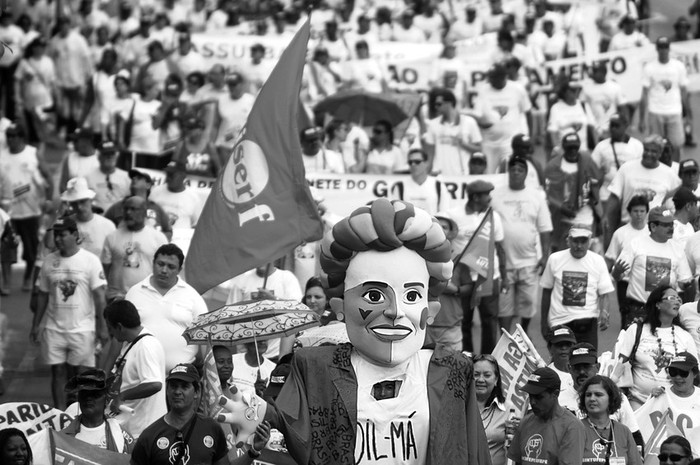 Sindicalistas protestan contra el proyecto de ley que pretende aumentar el salario mínimo en 5,88%,
ayer, en la Explanada de los Ministerios, en Brasilia. · Foto: EFE, Fernando Bizerra Jr