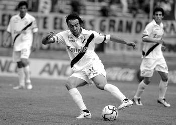 Álvaro Recoba, durante el partido ante Peñarol por el Torneo Apertura, en el estadio Centenario. (archivo, octubre de 2010) Álvaro Recoba, durante el partido ante Peñarol por el Torneo Apertura, en el estadio Centenario. (archivo, octubre de 2010)