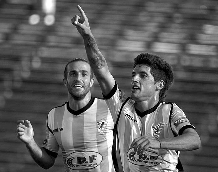 Matías Alonso y Pablo Caballero, ayer, tras el segundo gol de Cerro ante Defensor Sporting en el estadio Luis Tróccoli. · Foto: Javier Calvelo