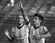 Matías Alonso y Pablo Caballero, ayer, tras el segundo gol de Cerro ante Defensor Sporting en el estadio Luis Tróccoli.
