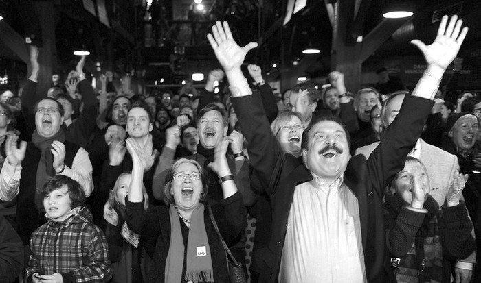 Miembros del opositor Partido Socialdemócrata (SPD) celebran su triunfo en las elecciones regionales en Hamburgo, Alemania.
 foto: efe, marcus brandt · Foto: Efe, Marcus Brandt