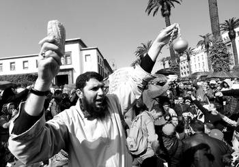 Imagen de la manifestación que tuvo lugar ayer en Rabat, Marruecos, convocada para pedir reformas políticas y limitar los poderes del rey. Imagen de la manifestación que tuvo lugar ayer en Rabat, Marruecos, convocada para pedir reformas políticas y limitar los poderes del rey.