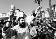 Imagen de la manifestación que tuvo lugar ayer en Rabat, Marruecos, convocada para pedir reformas políticas y limitar los poderes del rey. 