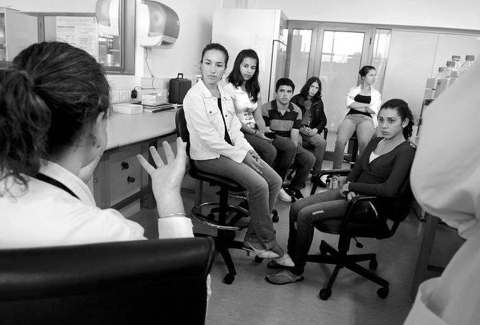 Grupo de liceales de Río Branco, el jueves durante su visita al Institut Pasteur. · Foto: Nicolás Celaya