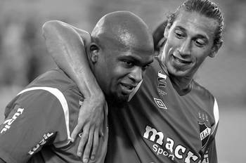 Santiago García y Richard Porta, ayer, tras el gol de Nacional ante Bella Vista. Santiago García y Richard Porta, ayer, tras el gol de Nacional ante Bella Vista.