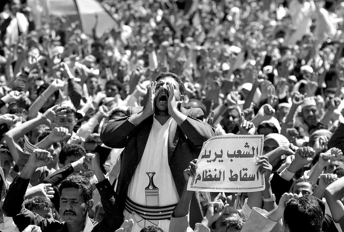 Manifestación de la oposición yemení, en contra del régimen del presidente Ali Abdalá Saleh, el viernes en la capital, Sana’a.
 · Foto: Efe, Yahya Arhab