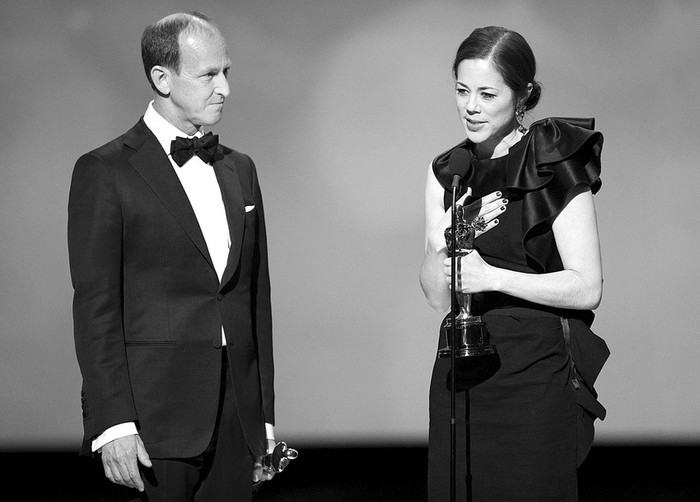 Los directores y productores estadounidenses Charles Ferguson y Audrey Marrs dan el discurso de agradecimiento
tras ganar el Oscar al Mejor Documental por Inside Job.  · Foto: Efe, Michael Yada